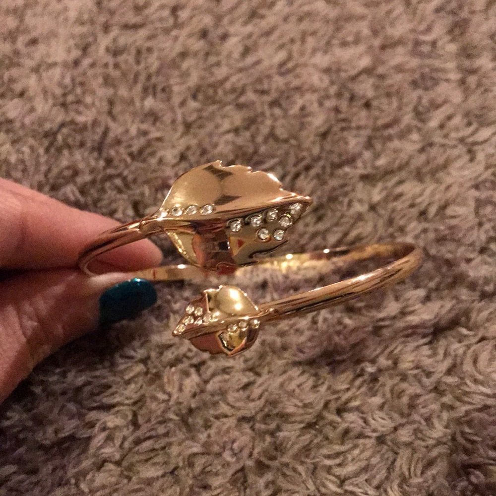 Leaf bracelet W/little stones